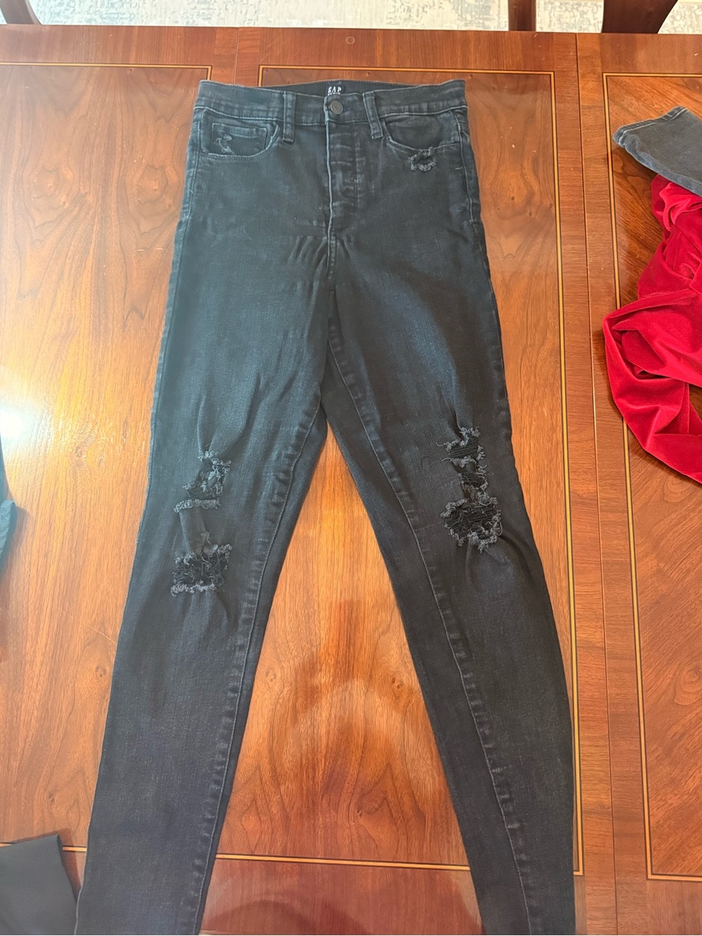 GAP Black Distressed Women’s Skinny Jeans